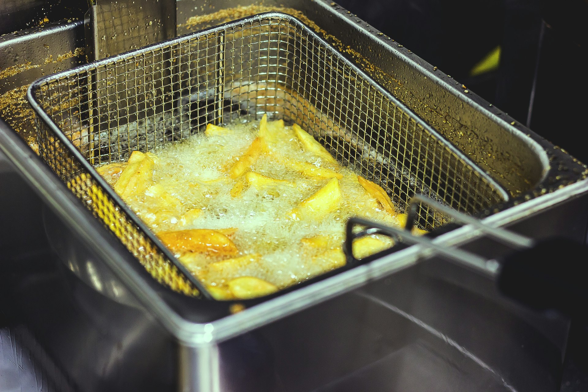 slice potatoes cook in deep fryer